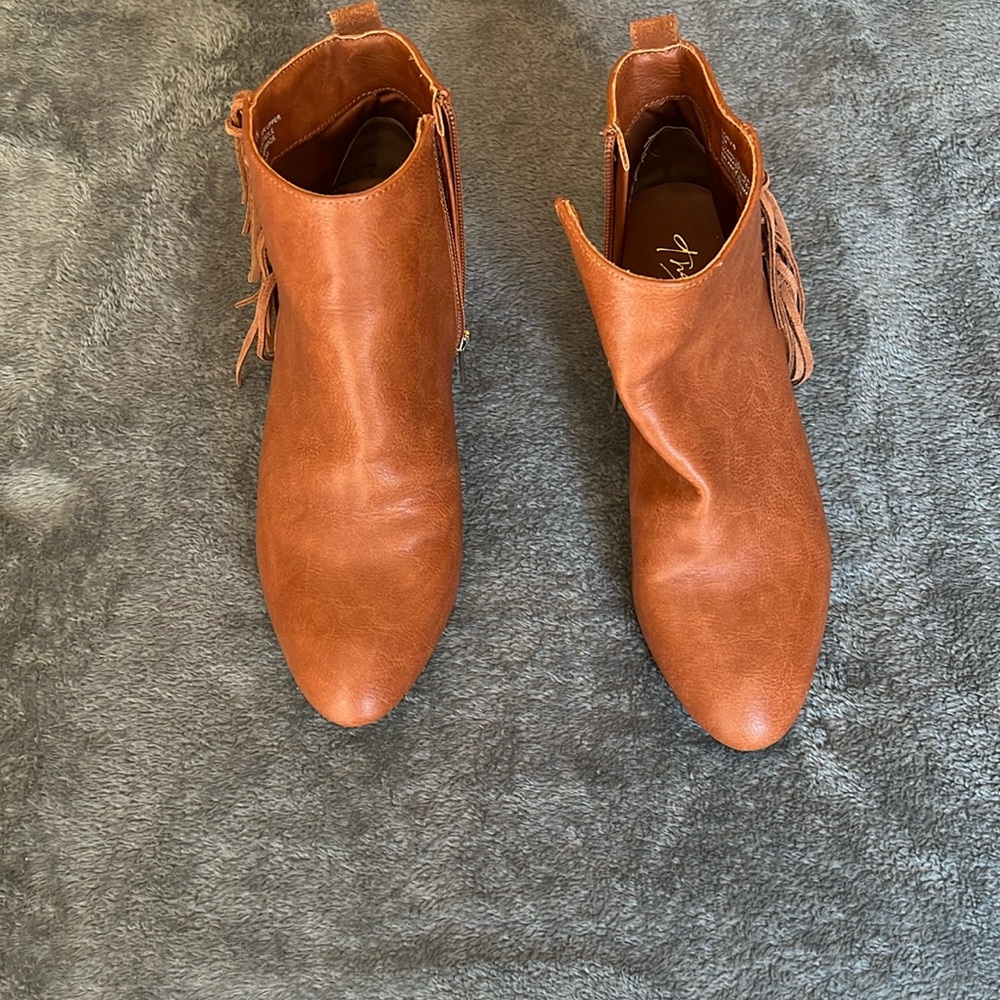 Women’s short boots. Booties. Size 7m. Leather brown.